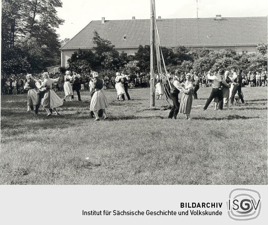 Maibaumwerfen in Königswartha