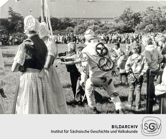 Maibaumwerfen in Königswartha