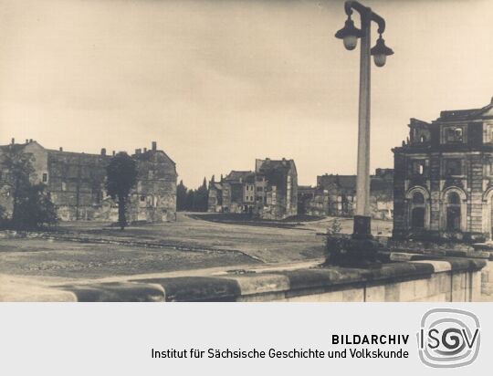 Blick auf die kriegsbeschädigte Dresdner Neustadt