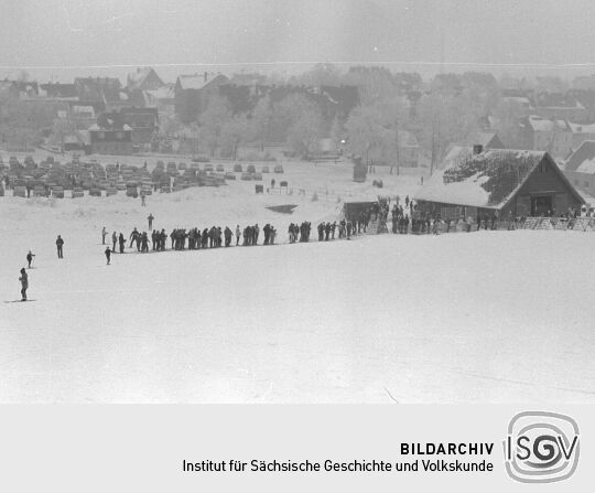 Ortsansicht in Altenberg mit Skihang