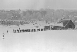 Bild: Ortsansicht in Altenberg mit Skihang