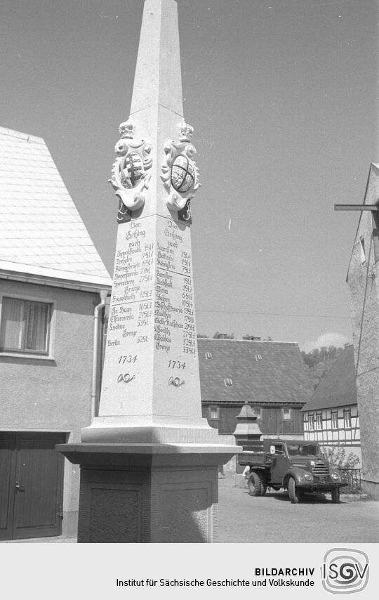 Ortsansicht in Geising;
Postdistanzsäule am Geisinghof