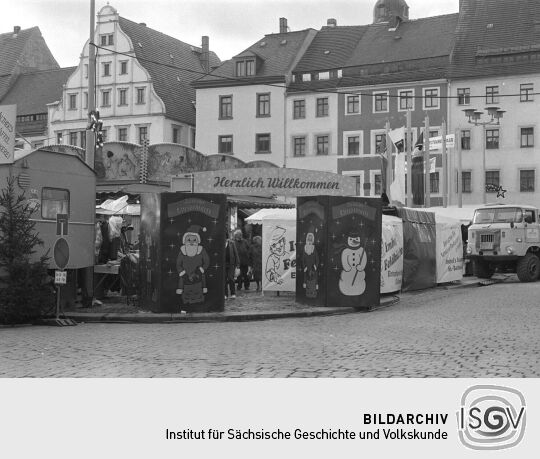 Ansicht des Weihnachtsmarktes auf dem Obermarkt in Freiberg mit Verkaufsständen