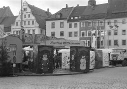 Bild: Ansicht des Weihnachtsmarktes auf dem Obermarkt in Freiberg mit Verkaufsständen