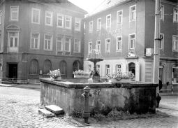 Bild: Brunnen am Obermarkt in Pulsnitz