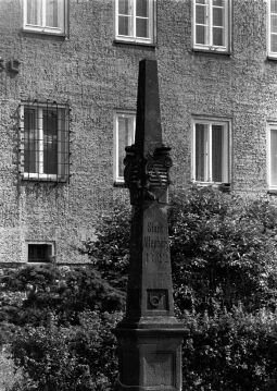 Bild: Postsäule in Altenberg