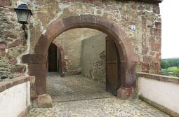 Bild: Schloßhofeinfahrt von Schloß Rochlitz