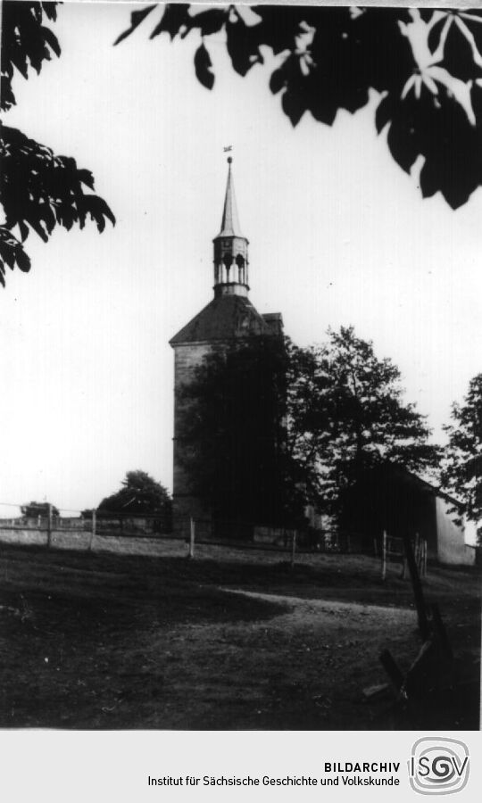 Turmseite der Kirche in Börnersdorf