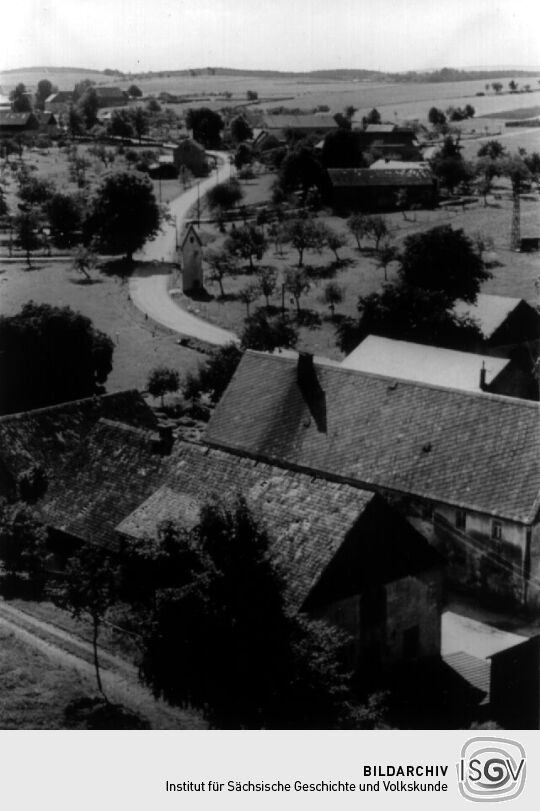 Blick vom Kirchturm auf die Dorfstraße im Oberdorf von Börnersdorf