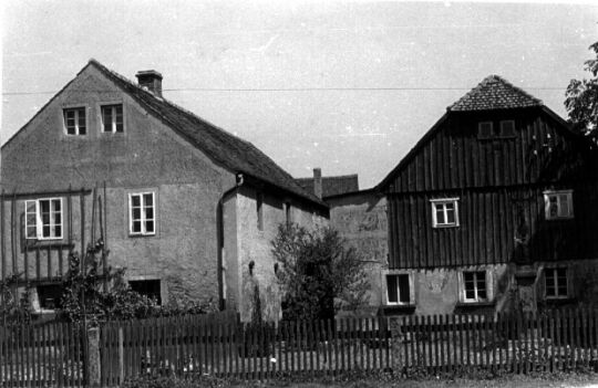 Ein Wohnhaus und ein Auszughaus zweier Bauernhöfe in Brohna