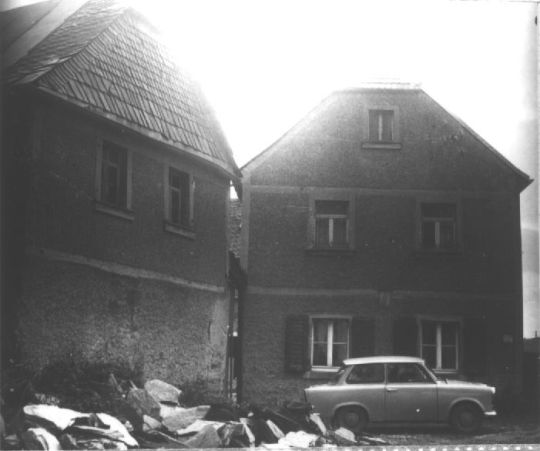 Vordergiebel (Wohnhaus) rechts und Seitenbgebäude eines Bauernhofs in Kobitzschwalde