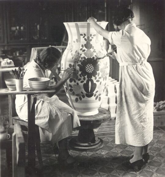 Keramikerinnen bemalen eine Prunkvase