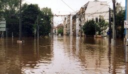 Bild: Hochwasser der Weißeritz in der Dresdner Innenstadt