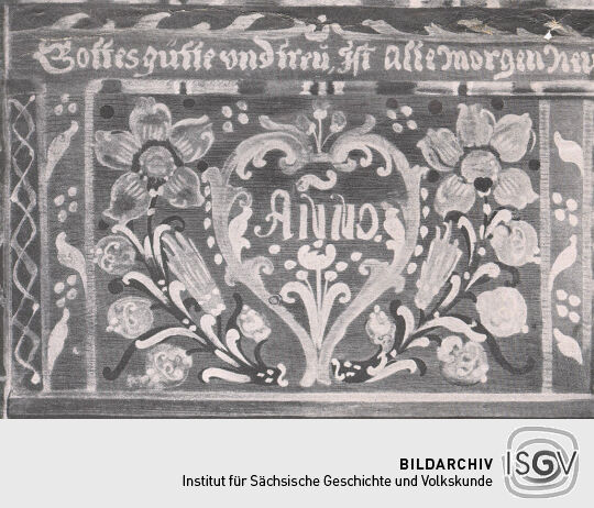 Verziertes Möbelstück aus Herrnhut