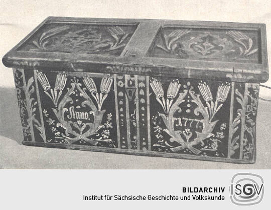 Verzierte Truhe aus Herrnhut