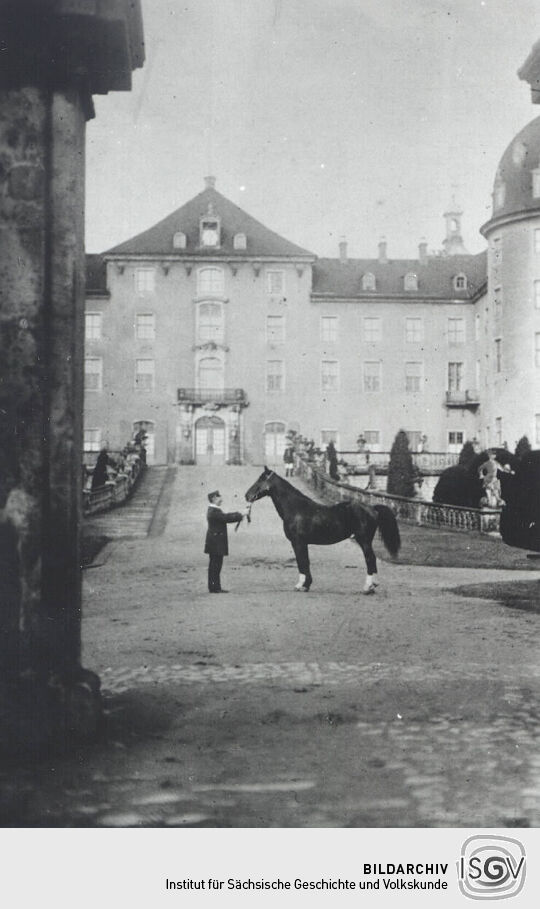 Vor Schloß Moritzburg