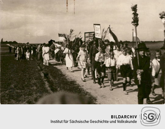 Postkarte Schulfestumzug in Lomnitz