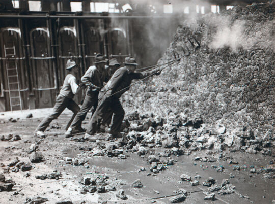 Arbeiter in einer Kokerei in Zwickau