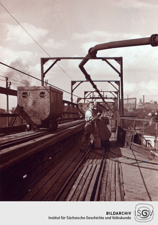 Ansicht einer Materialseilbahn und eines Arbeiters in Zwickau