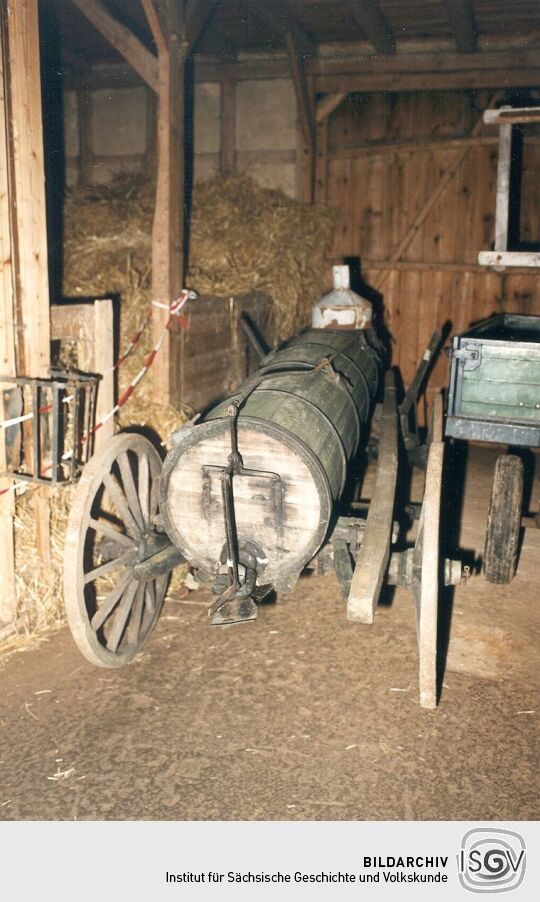 Scheune mit Jauchefaßwagen