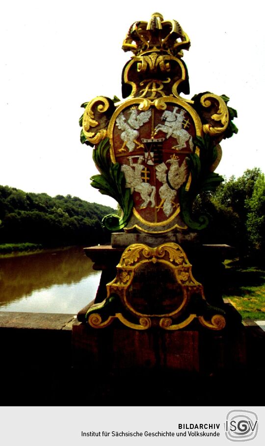 Wappenstein mit dem sächsisch-polnischen Allianzwappen auf der Pöppelmannbrücke über die Mulde in Grimma