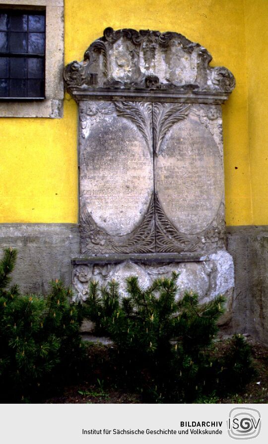 Grabplatte an der Pulsnitzer Kirche
