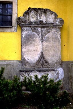 Bild: Grabplatte an der Pulsnitzer Kirche