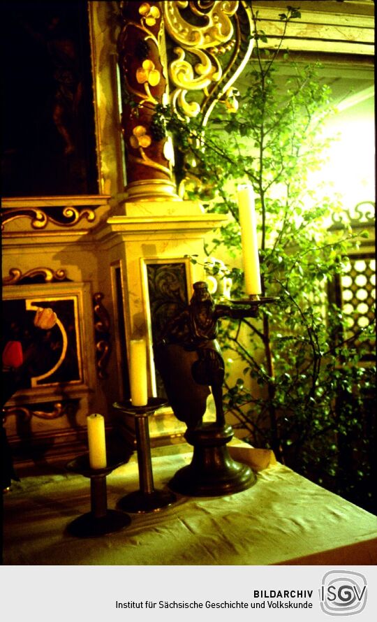 Bergmannsleuchter auf dem Altar der Kirche in Schellerhau
