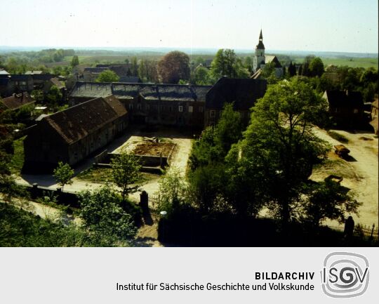 Blick vom Seifersdorfer Schloß  auf das Rittergut und Kirche