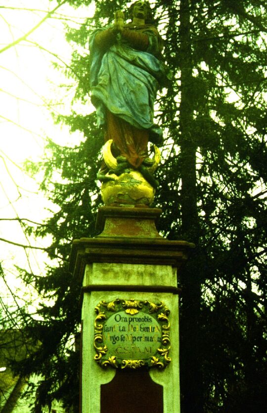 Skulptur auf Sockel