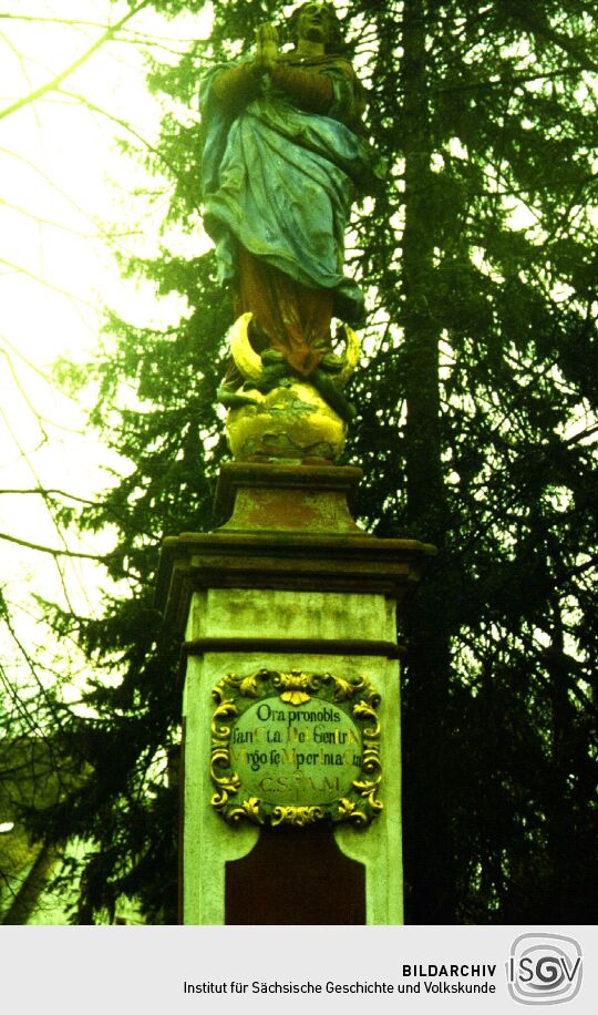 Skulptur auf Sockel