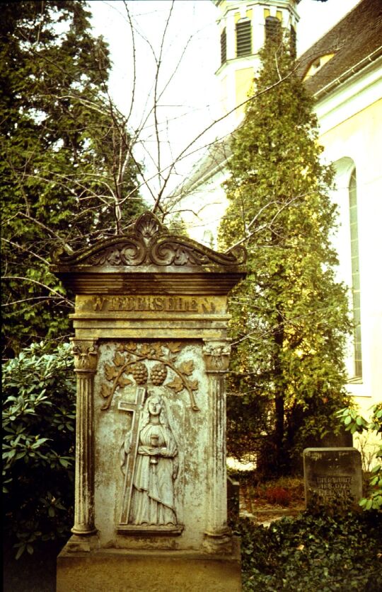 Kirchhof mit Grabstein