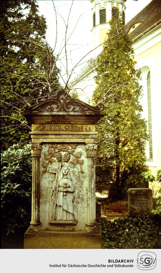 Kirchhof mit Grabstein