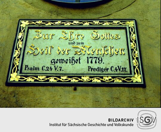 Gedenktafen an der Kirche in Seiffen