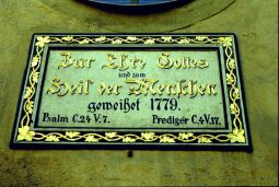 Bild: Gedenktafen an der Kirche in Seiffen