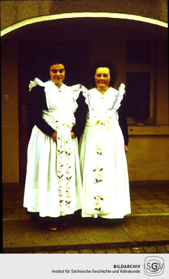 zwei Frauen in sorbischer Tracht