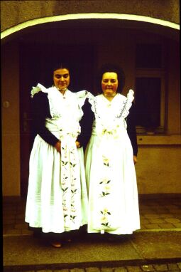 Bild: zwei Frauen in sorbischer Tracht