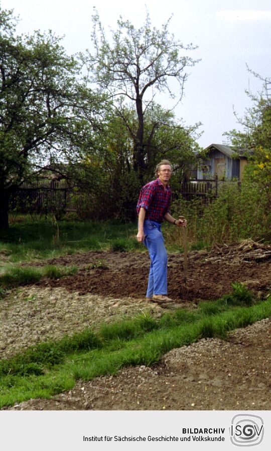 Freizeitgärntner beim Umgraben in Seifersdorf