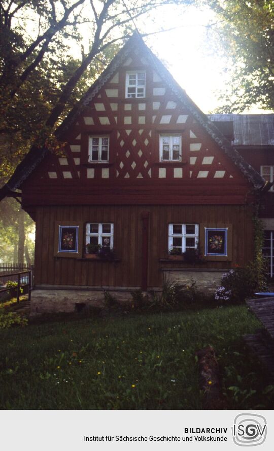 Umgebindehaus mit Fachwerkgiebel