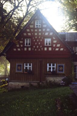 Bild: Umgebindehaus mit Fachwerkgiebel