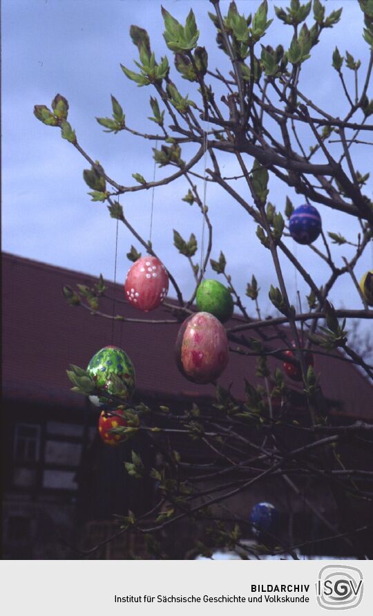 Osterschmuck im Garten