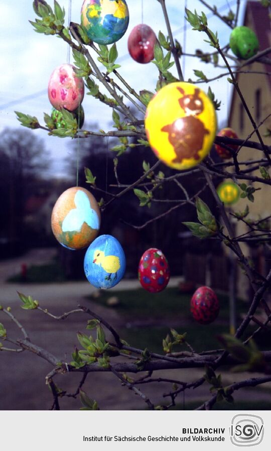 Bemalte Eier als Osterschmuck an einem Baum in Fischbach