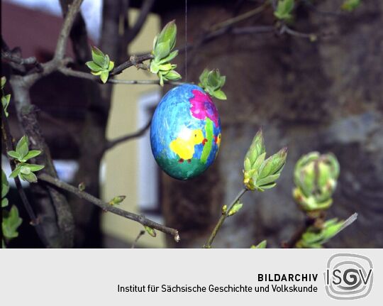 Bemalte Eier als Osterschmuck an einem Baum