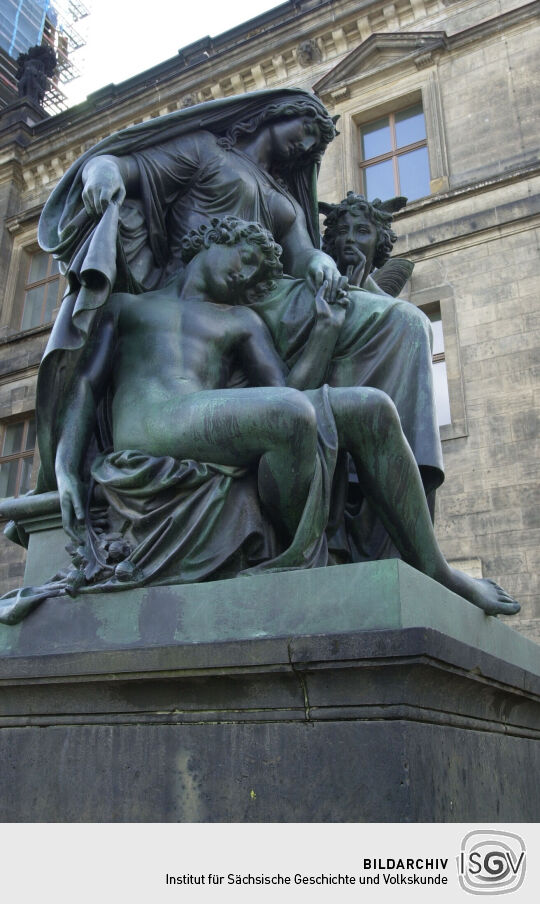 Teilansicht der "Vier Tageszeiten" am Aufgang der Brühlschen Terrasse