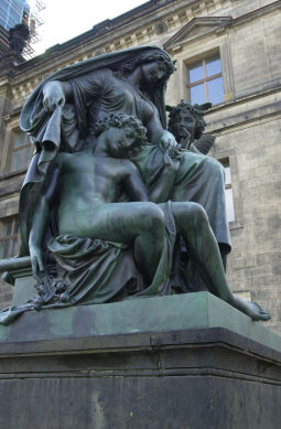 Bild: Teilansicht der "Vier Tageszeiten" am Aufgang der Brühlschen Terrasse