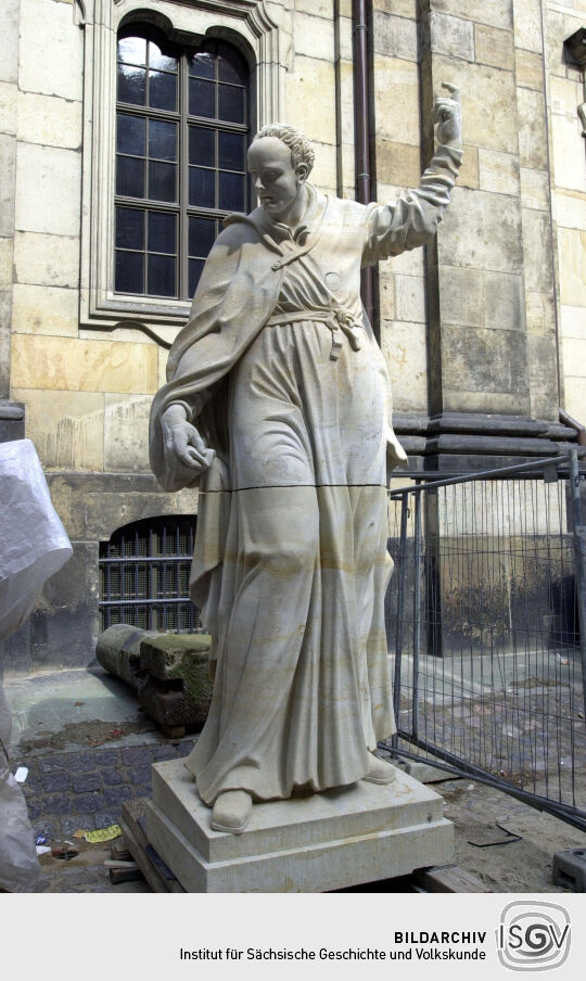 Skulptur vor der Hofkirche
