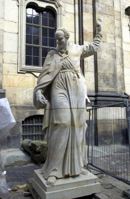 Bild: Skulptur vor der Hofkirche