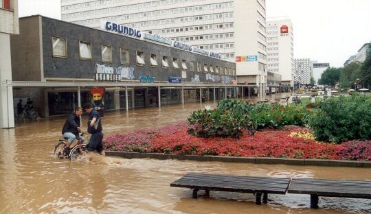 Hochwasser der Weißeritz in der Dresdner Innenstadt