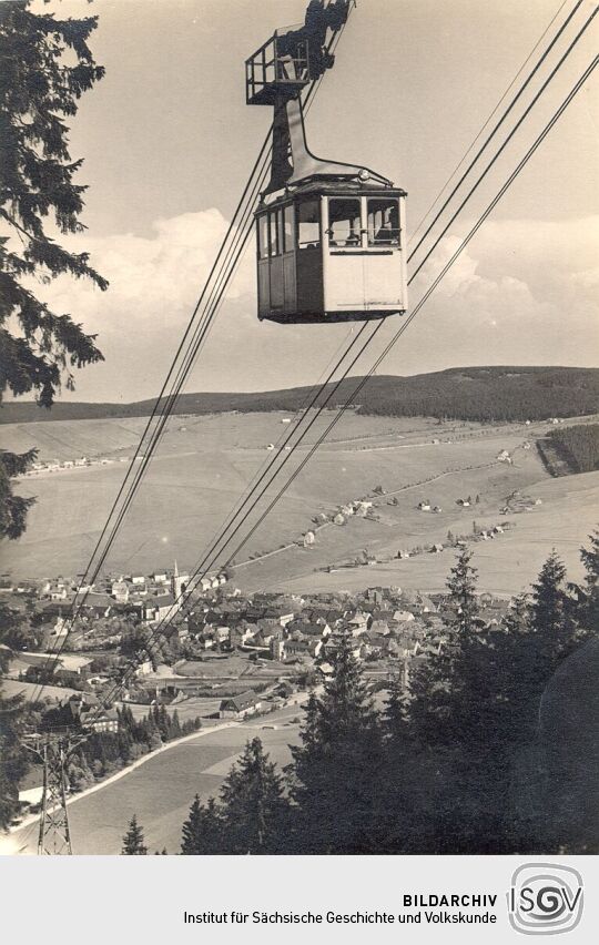 Postkarte mit Seilbahn und Blick auf Oberwiesenthal