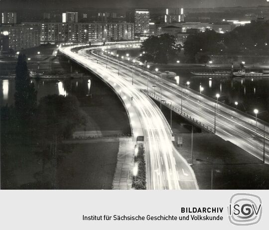 Blick auf die Carolabrücke in Dresden bei Nacht